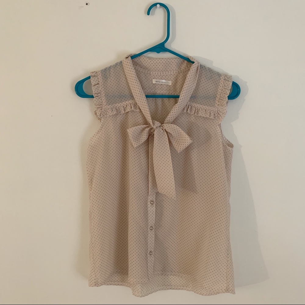 Sleeveless blouse with ribbon